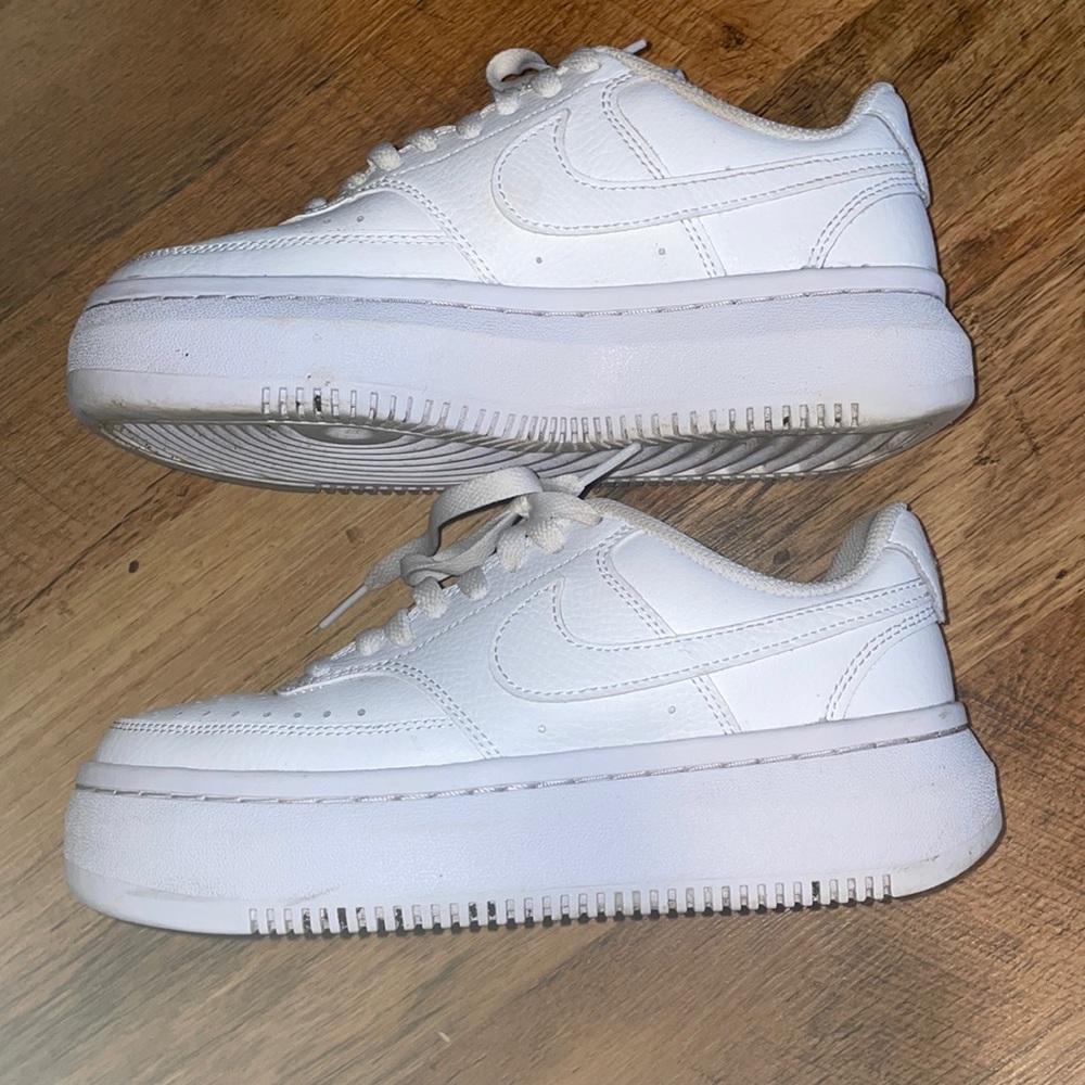 Platform Nike courts